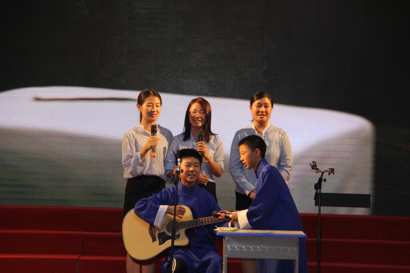畢業(yè)典禮上學(xué)生和老師同臺(tái)表演
