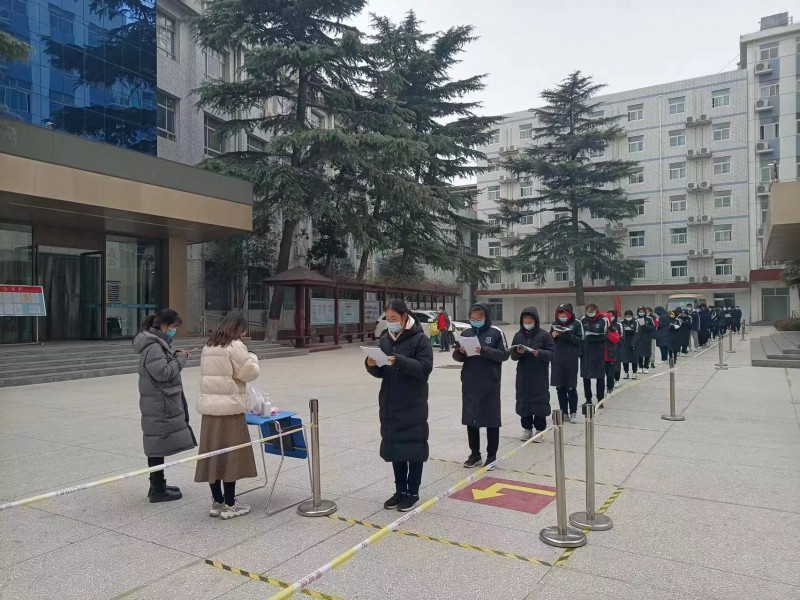 每一次組織學生進行校園核酸檢測時，大家都能做自覺做到核酸、學習兩不誤