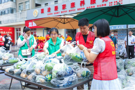 益勝興社區食堂暖人心 萬斤蔬菜免費送市民(改)(1)421