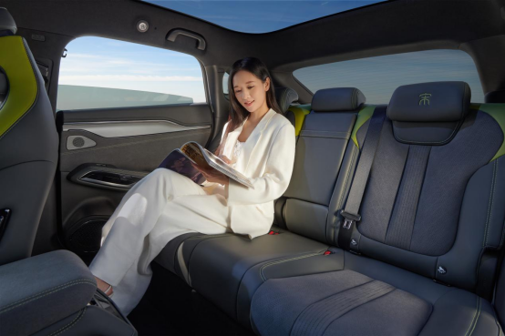【新聞主稿】增配不加價(jià)!2025款宋L EV 18.98萬元起1771