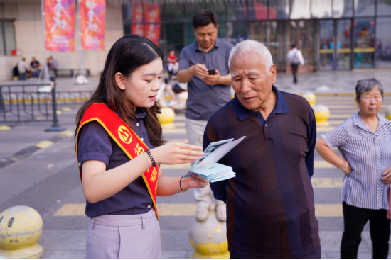 金融為民譜新篇 服務大眾筑輝煌--招商銀行鄭州分行積極開展金融知識進商圈活動412