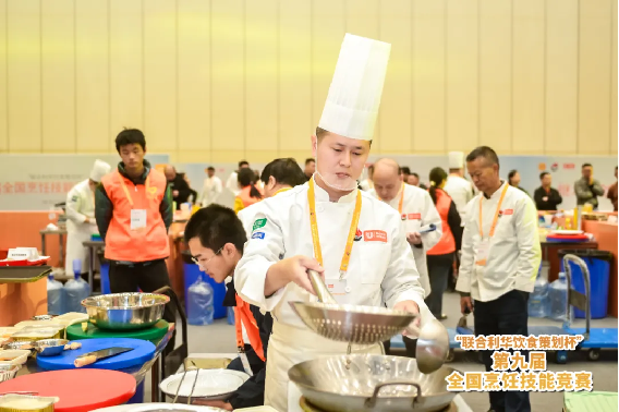 第九屆全國烹飪技能競(jìng)賽總決賽,阿五團(tuán)隊(duì)榮獲“6枚金獎(jiǎng)”399