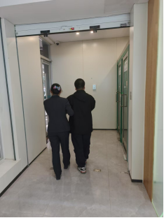 盲行無阻—溫情服務(wù)為盲人客戶鋪設(shè)無障礙金融之路(古城）(2)555
